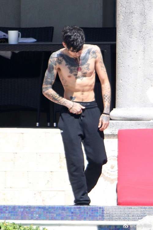 欧美男明星帅哥美渣Zayn Malik迈阿密度假性感纹