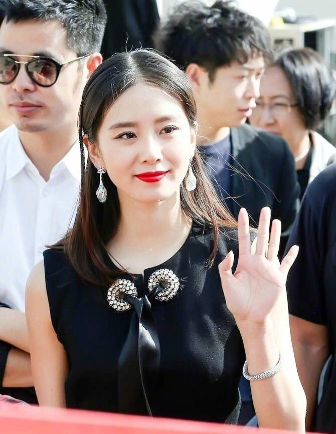 上海明星刘诗诗的小性感黑衣红唇妆优雅时