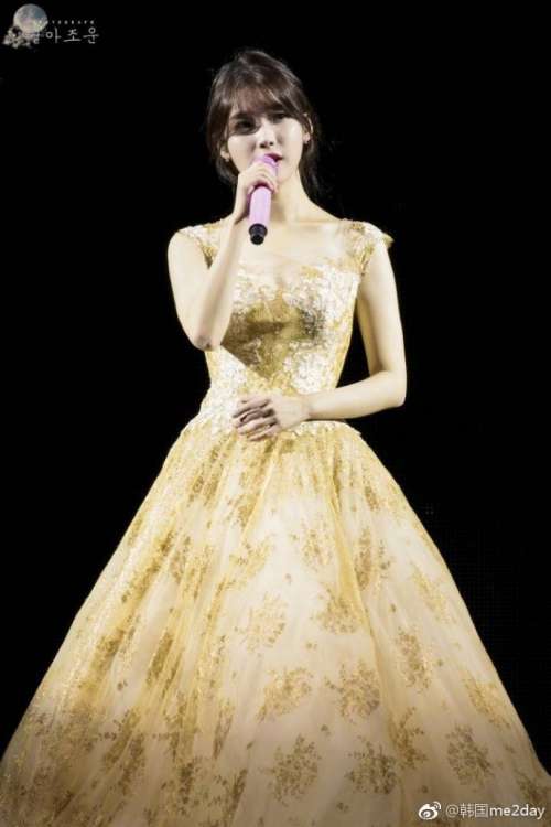 韩国明星李知恩IU＂Palette＂演唱会中超美礼