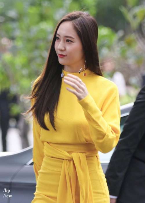 韩国明星郑秀晶黄裙长发气质出众