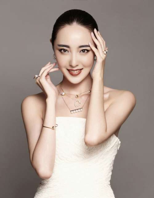 明星图片：中国内地女演员米纯白婚纱气