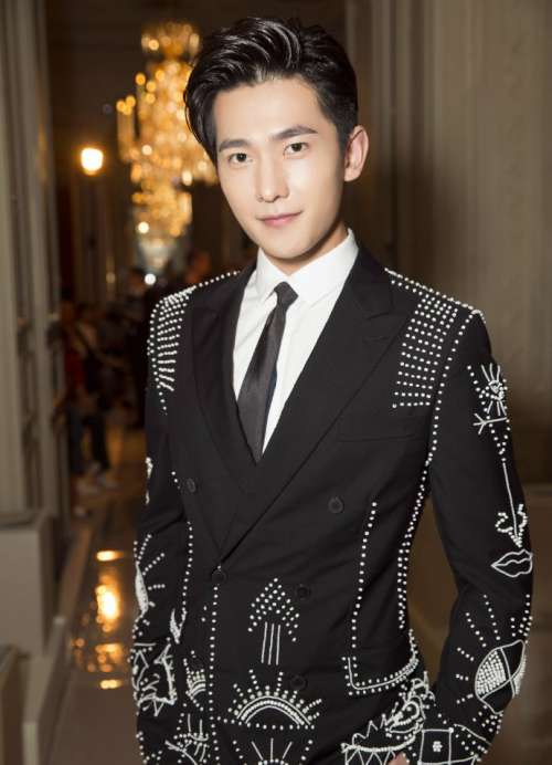 明星帅哥图片_演员杨洋身穿Valentino出席2017春夏巴