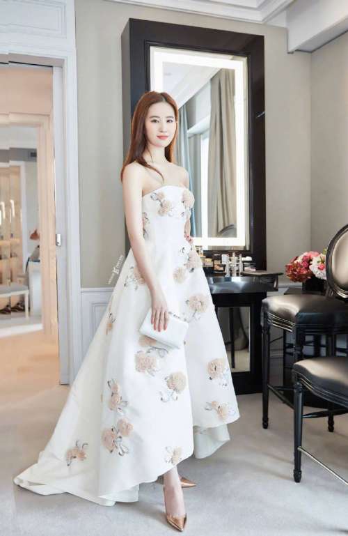 武汉明星刘亦菲白色礼服唯美图片