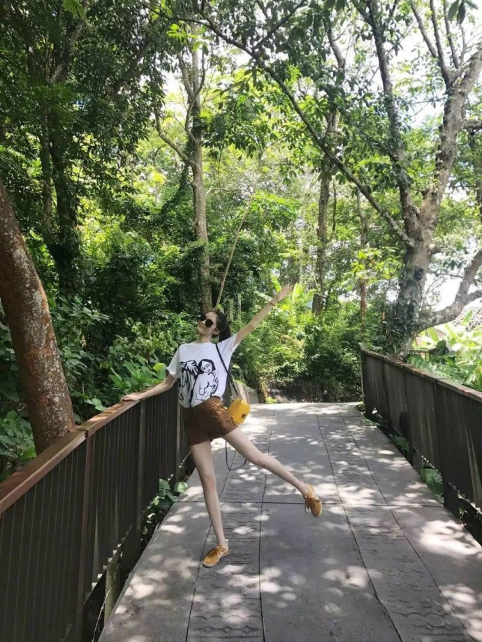 国际超模明星何穗为你示范旅行照的正确晒