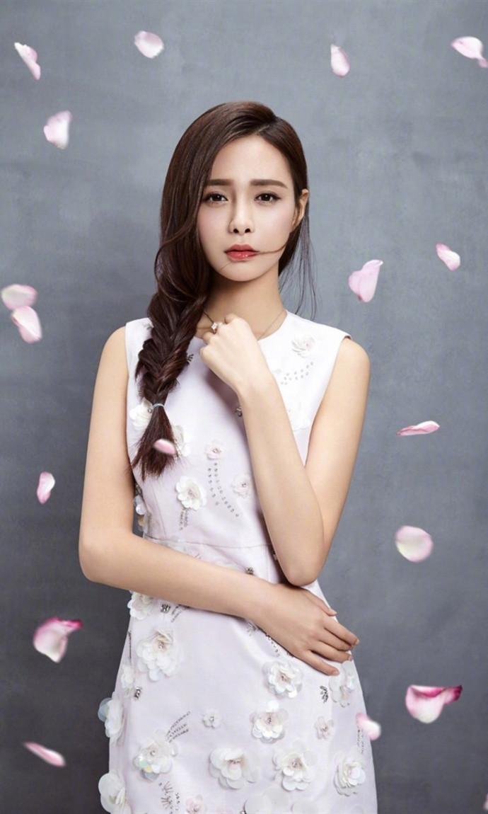 湖南明星沈梦辰与花相伴清纯淑女写真