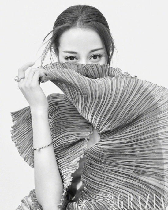 新疆图片 胖迪迪丽热巴《红秀GRAZIA》封面图