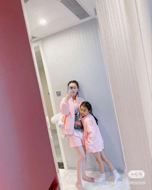 中国明星李小璐与女儿甜馨亲子装照片