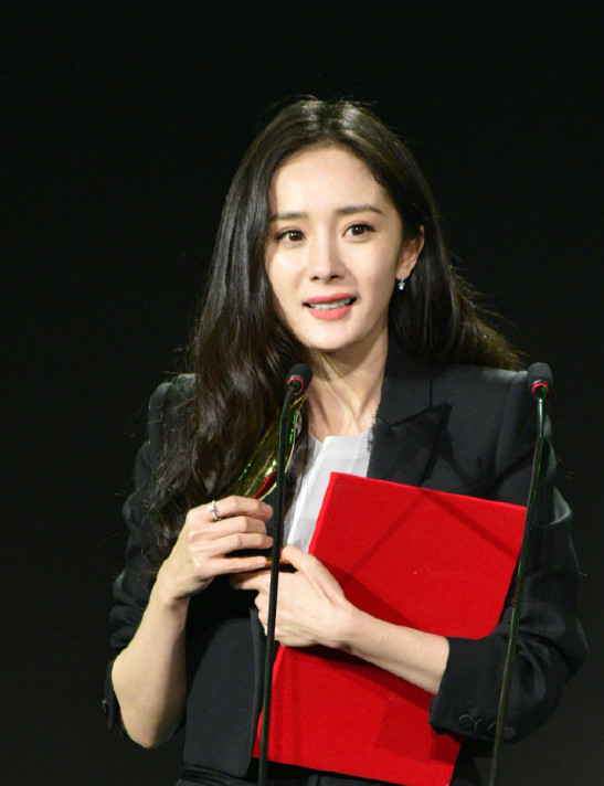 北京明星杨幂黑西装干练造型图片