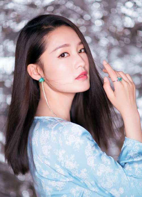 长发演员李沁出席海飞丝代言活动路透照