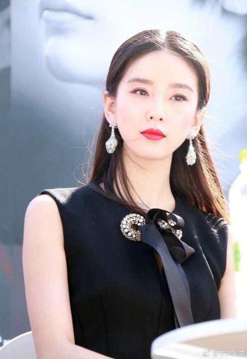 北京明星刘诗诗烈焰红唇优雅时尚出席釜山