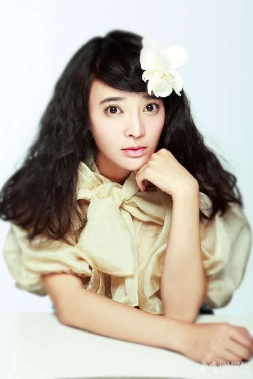 内地明星女演员张璇时尚造型迷人写真