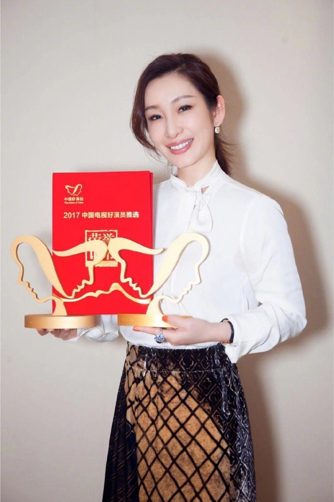 中国图片 内地女明星秦海璐白衬衫百搭造型