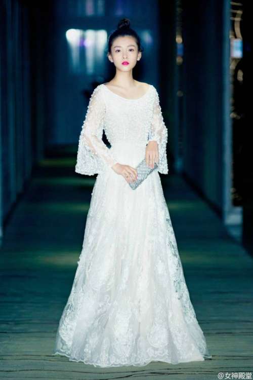 武大校花吴倩白色礼服唯美写真