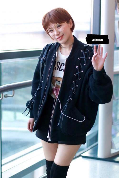 短发女生阚清子大大长腿机场街拍气场十足