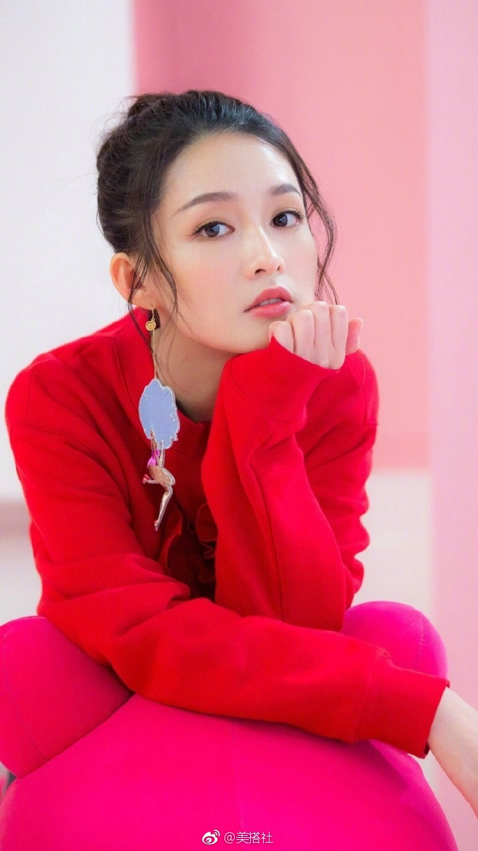 明星李沁写真组图淳儿哪怕穿上妖艳红还是