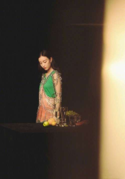 大眼明星倪妮唯美复古的油画美人《嘉人》