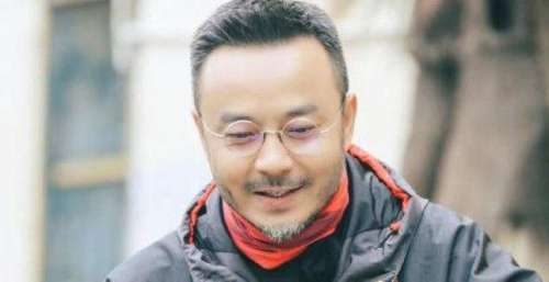 汪涵杨迪聚餐惹争议？吃饭不用公筷，网友吐槽：放在那里是摆设？