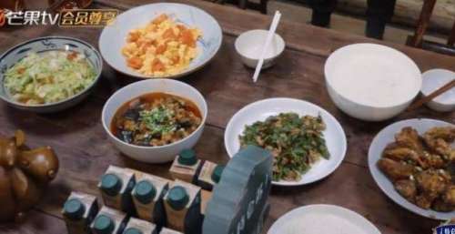 张艺兴做5道菜8个人不够吃，彭彭帮忙被忽视，黄磊夸赞背后是偏爱
