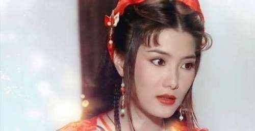 杨丽菁自曝被打真因，不还手引热议，坦言羡慕吴京