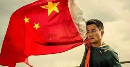 易烊千玺吃剧组道具，吴京心疼喊不能再吃了，兄弟俩变同款表情包