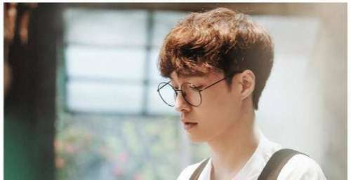 张艺兴一语坑惨杨紫，虽然何炅高情商圆场，但背后的暗示太明显了