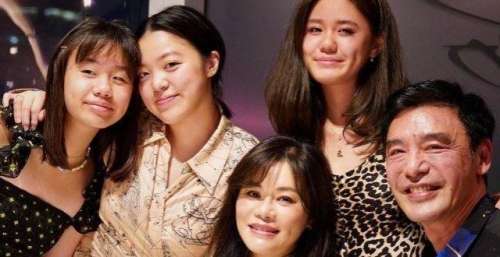 钟镇涛一家五口罕同框，章小蕙女儿甜蜜表白：你是我的全世界