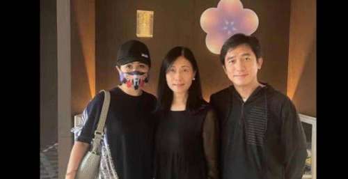 刘嘉玲梁朝伟久违同框？夫妻一起看画展，伟仔面部皱纹抢镜