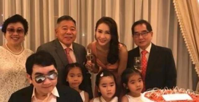 黎姿为9岁女儿办生日宴，笑容甜美似少女，三个女儿乖巧又可爱