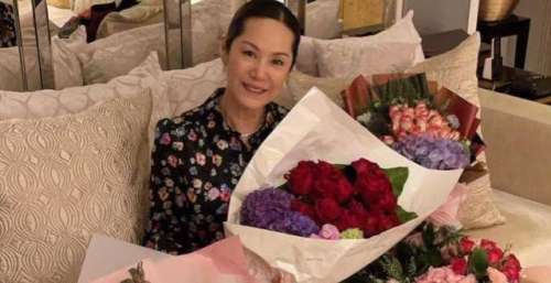 甄子丹大6岁岳母生日，保养得宜气质出众，与2个女儿同框似姐妹