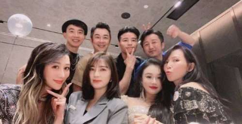 洪欣冉莹颖同日庆生，四对明星夫妻到场，唯有张丹峰缺席