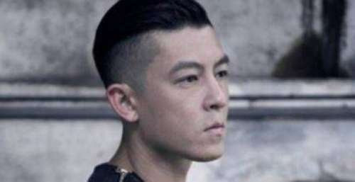 陈冠希和4岁女儿拍照，舌头表情很滑稽，眉毛像父亲一样上扬。