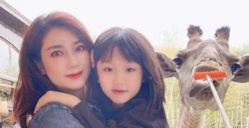 洪欣携7岁女儿出游，彤彤近照身材高挑五官精致，但没有妈妈惊艳