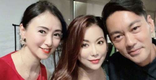 53岁翁虹现身剧组，与男演员合影拍照，打扮美艳风韵不减当年！