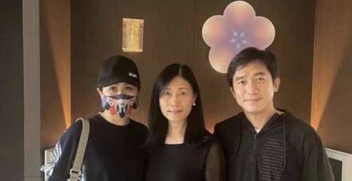 刘嘉玲晒与梁朝伟看展照片，互拍视角罕见秀恩爱，画面温馨幸福