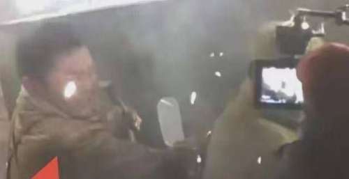 李晨拍爆破戏场面惊险，被碎片伤到眼睛，简单处理后坚持拍摄！