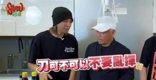 无工可开的罗志祥，在自家豪宅抱女娃戏水，网友询问这是谁家孩子