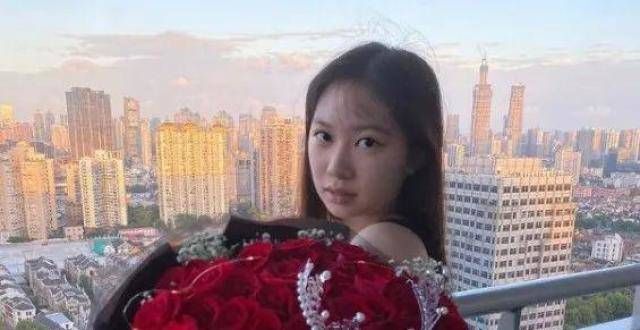 甄子丹17岁漂亮女儿收99枝玫瑰，“索爆星二代”有人求婚？