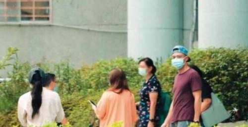 林心如出席学校活动，霍建华当小透明全程作陪，有说有笑超恩爱
