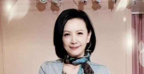 曾华倩22岁儿子支持吴君如新戏，两人搂腰合照，身高两米全场瞩目