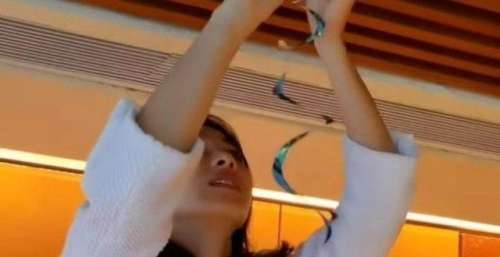 黎姿给9岁女儿庆生，奢华豪宅内举行派对，亲手布置生日现场
