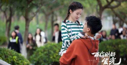 《而你刚好发光》首播，悬浮的校园剧，龚俊王子璇演技成短板
