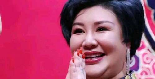 德云董事长王惠重回舞台，郭德纲报幕，张云雷调话筒，太有面儿了