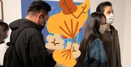向佐郭碧婷一家被偶遇，小奶黄正脸软萌可爱，72岁向华强状态年轻