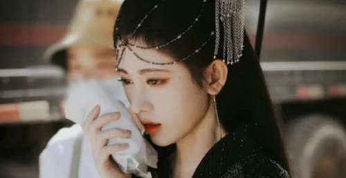 《花戎》杀青，鞠婧祎黑衣造型曝光，网友质疑：这妆是镶脸上了？