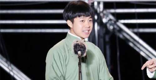 张九龄、王九龙接受采访，有师父郭德纲在台下，演出时还是紧张的