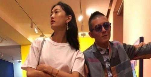 秦舒培“望夫眼”，与陈冠希私人飞机上秀恩爱，Alaia戴墨镜耍酷