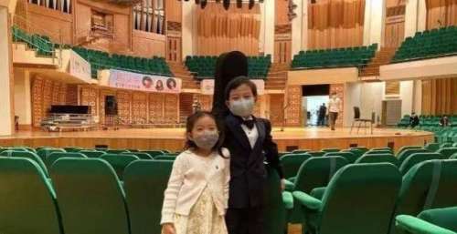 祖孙三代自拍！郭晶晶带妈妈看儿子演出，霍中曦背大提琴牵手妹妹
