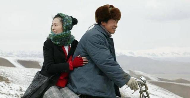 贾玲首部电影卖49亿，张艺谋电影卖1亿都难：大师该如何求生？