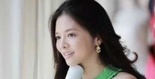 央视一姐事业巅峰期转行，辞职后当演员拍戏，如今的她还坚持吗？