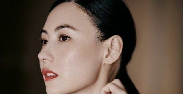 张柏芝光影静谧写真释出 蓝色条纹西装优雅迷人